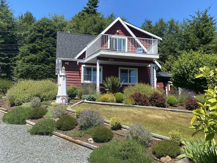 Cozy and Private West Coast Home - Image 1