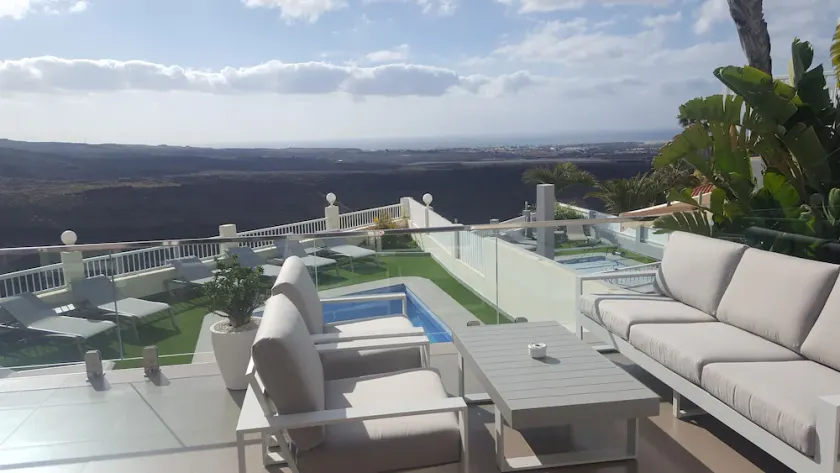 Holiday House with Sea View and Private Pool - Image 1