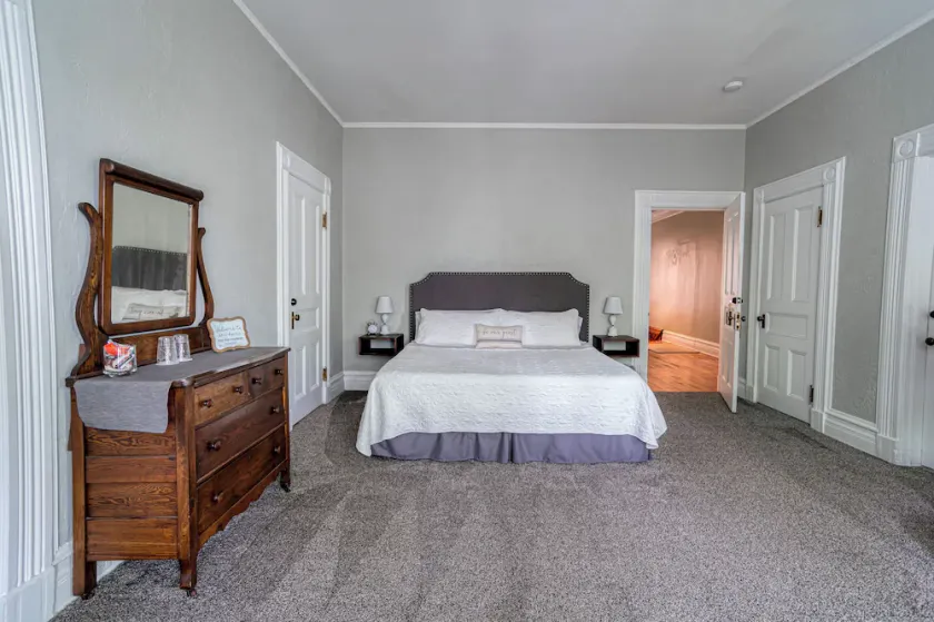 King Suite w/  Bath - Hatch House B&B - Image 1