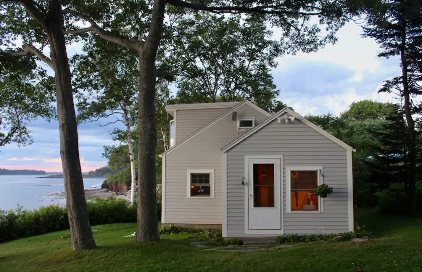 Quaint cottage intimately set on the rocky coast overlooking Casco Bay - Image 1