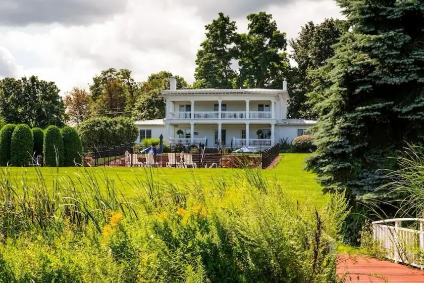 Beautiful Victorian Lake Front Estate - Image 1