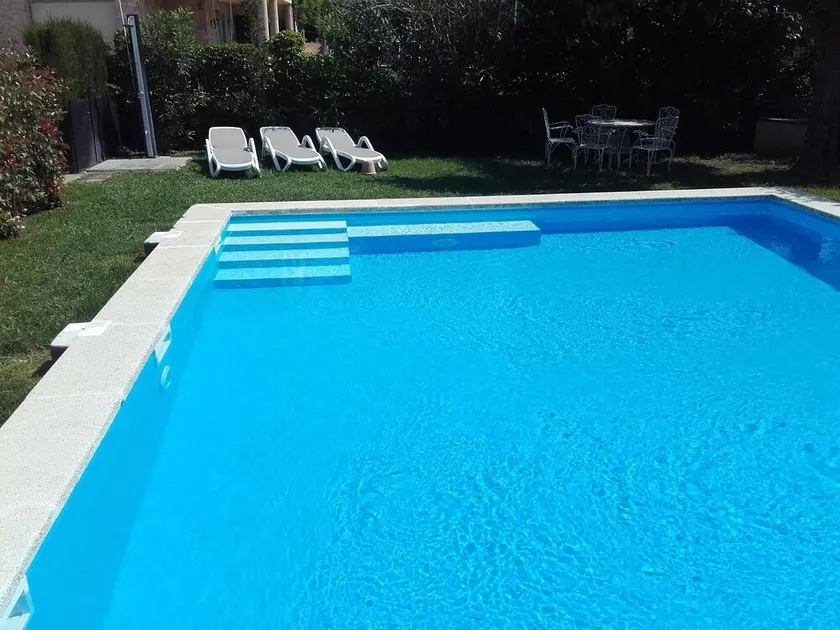 Maison individuelle avec un grand jardin et une immense piscine - Image 1