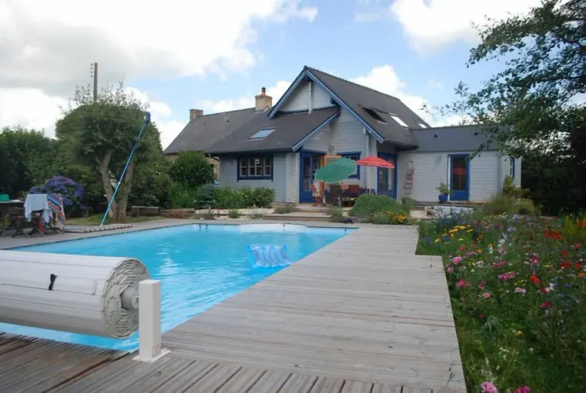 Træ og sten hus med have og pool (5m x 10m) - Image 1