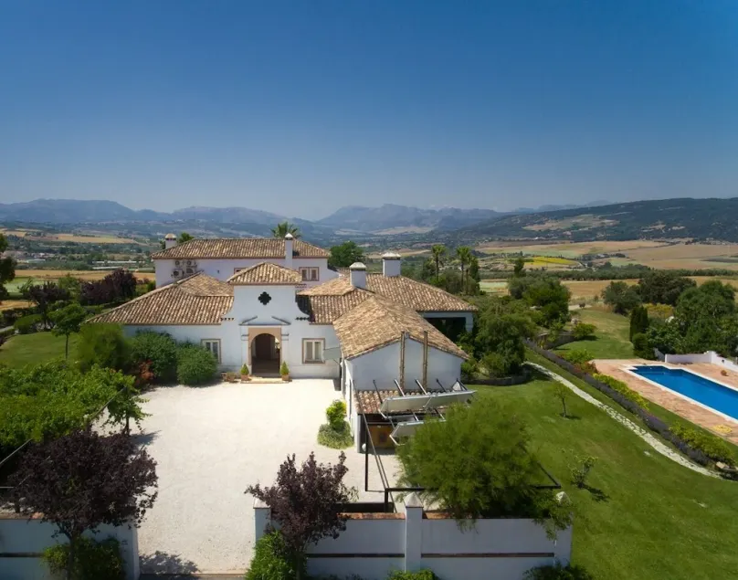 Generous luxury estate with 360° views and a spacious pool - Image 1