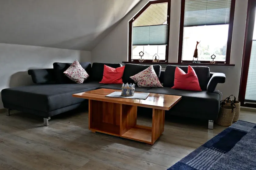 Appartamento con balcone esposto a sud in una casa bifamiliare - Image 1