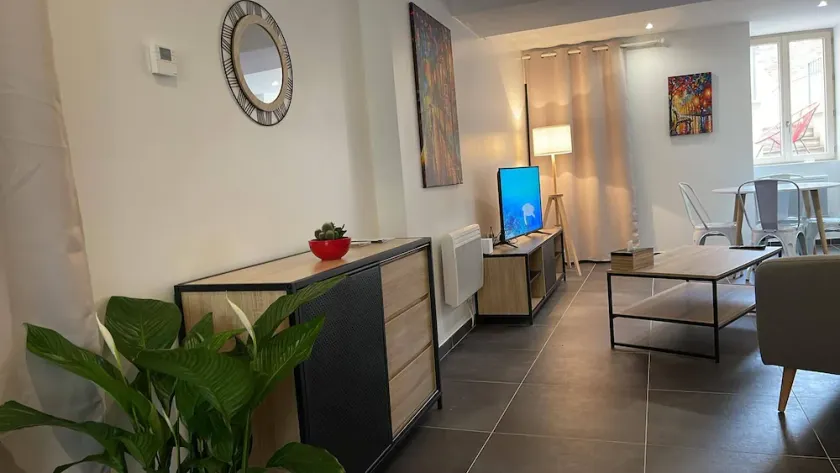 Apartment historic center MONTBARD - 1 bedroom \"Chez Delphine et Guillaume\" France - Image 1