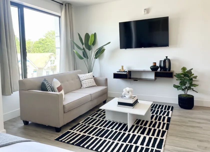 Queen Studio w/ Pool + Gym Near NYC & MetLife - Image 1