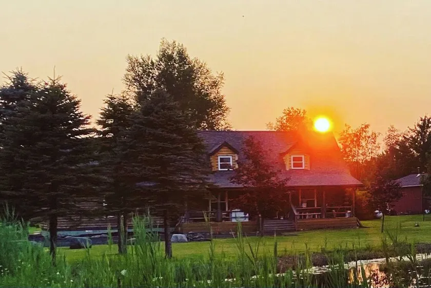 Log home on 17 Acres w/ Modern Amenities - near Frankenmuth - Image 1