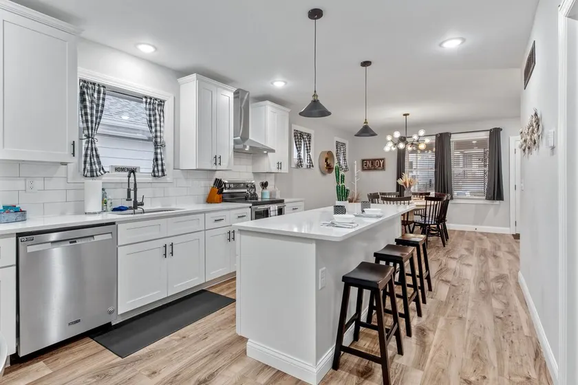 Fully Stocked 4BR Bungalow | Near Tower Grove Park & The Grove | Free Parking - Image 1