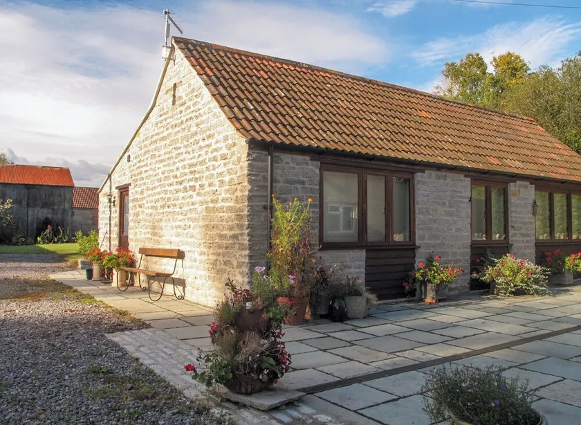 2 bedroom accommodation in Lovington, near Somerton - Image 1