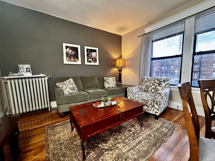 Family-Friendly, King & Queen beds, steps to Metrolink+ Off-Street Parking - Image 1
