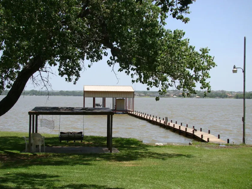 Lakefront Log Home auf 1. 5 Gated Acres W / 130 Sixty Foot Oaks! - Image 1