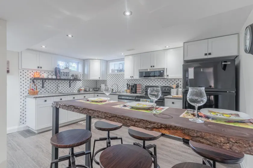 Two Bedroom Lower Unit With 500 Mbps WiFi, Parking & Self-check in - Image 1