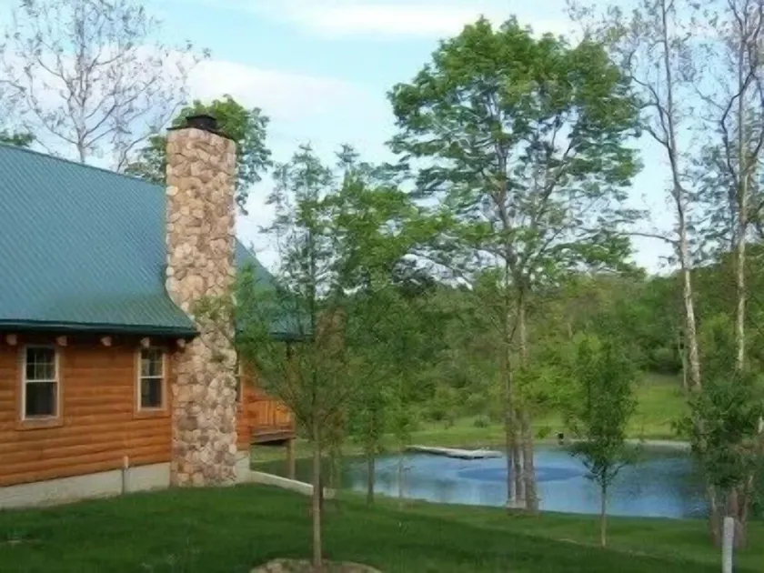 Avskilt Deluxe Log Cabin Med utsikt över vacker stocked Pond - Image 1