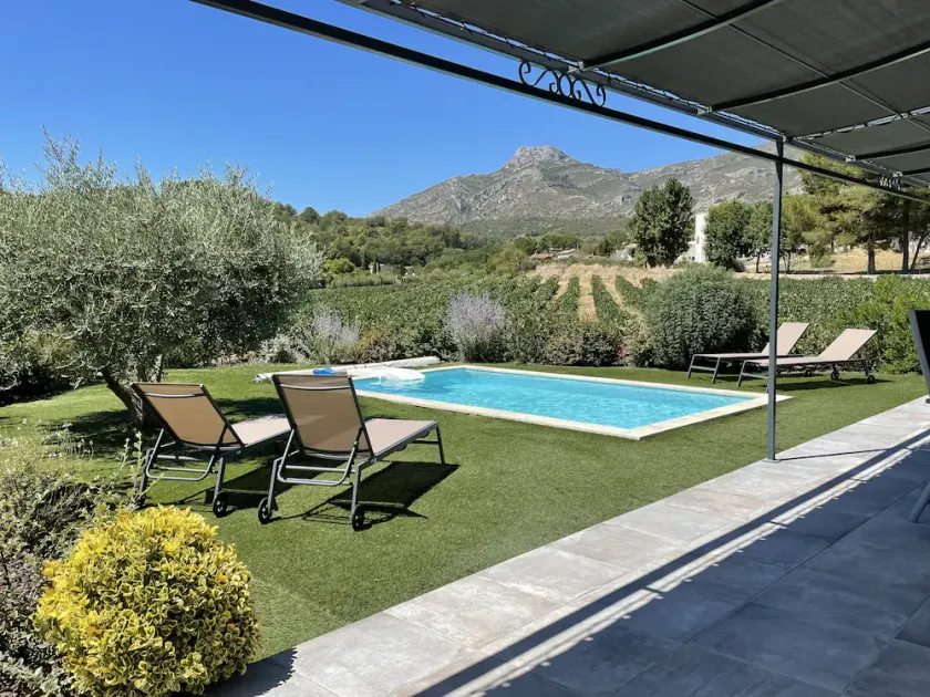 Villa ubicada en el corazón de Provenza con piscina privada en 3 hectáreas. - Image 1
