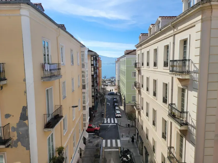 Piso muy amplio y céntrico con vistas a la bahia - Image 1
