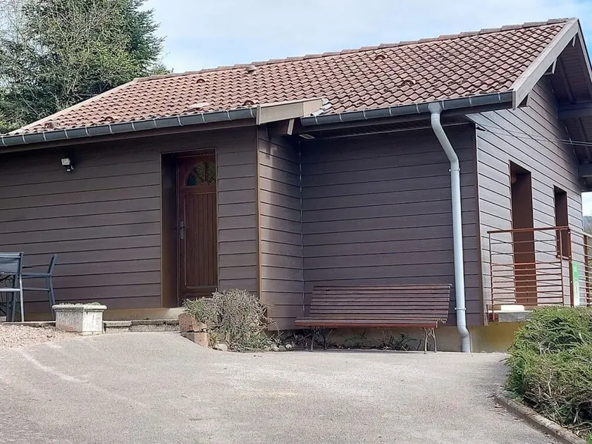 Chalet cosy en bordure de forêt avec wifi, terrasse et équipements complets à Rochesson - Image 1