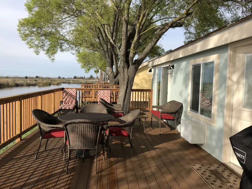 Deluxe \"Delta\" Vacation Bungalow in private marina on the California Delta - Image 1