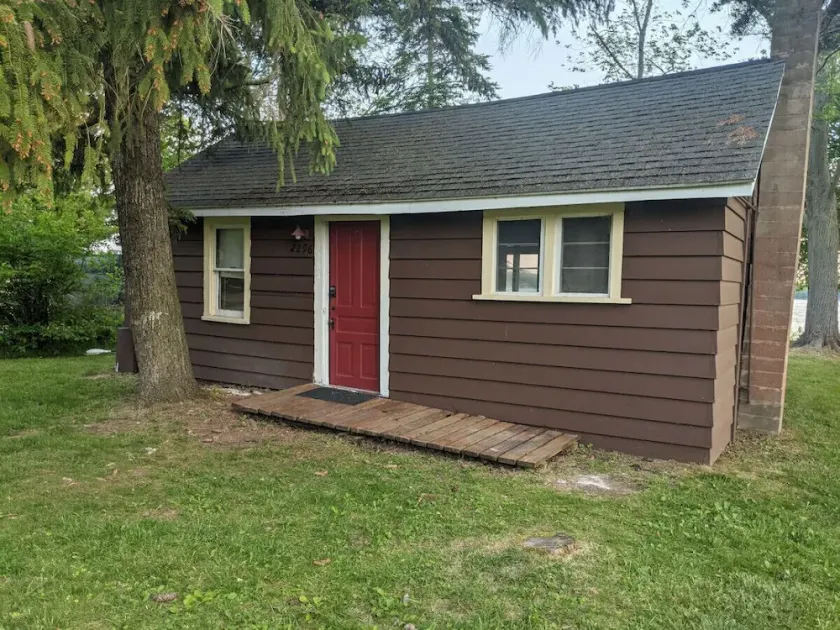 Rustic Lakefront Cabin near Saugatuck&South Haven - Image 1