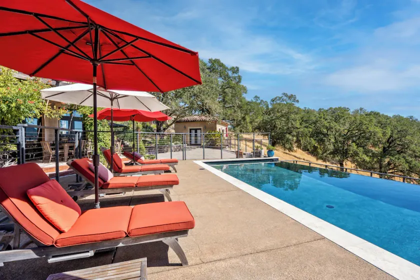 Entire villa in Hopland, California - Image 1