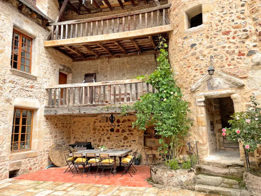 Restored Old College: Medieval Charm, linens included - Image 1