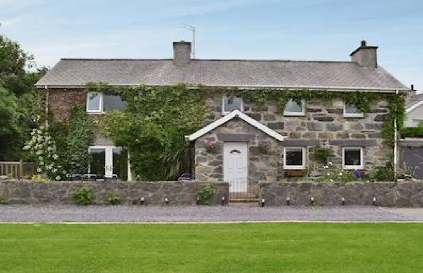 Detached large cottage with hot tub close to zip world and Snowdon - Image 1