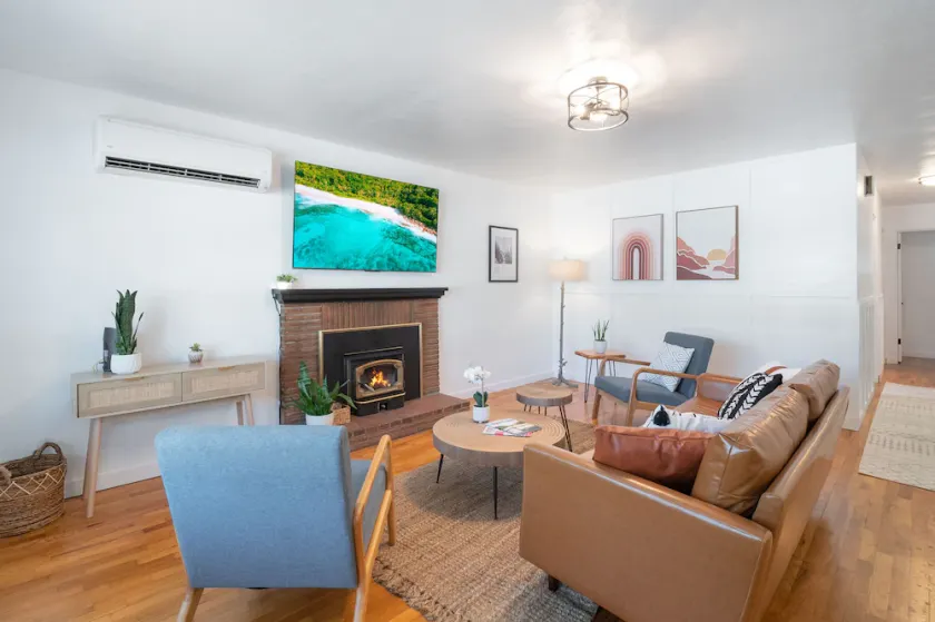 Modern Bliss: Chic Retreat w/ Stylish Amenities, Ideal for Vacation & Family Fun - Image 1