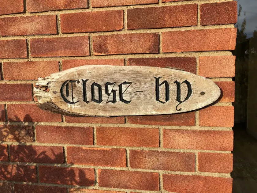 Close-by is a spacious pet friendly bungalow close to the Quay - a hidden gem - Image 1