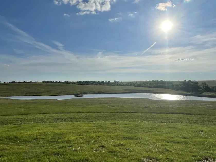 Spacious lodge with fishing pond. - Image 1