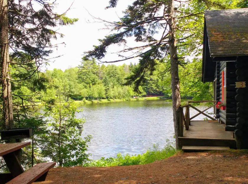 Pet-Friendly Fuldt Udstyret Hytte med vandudsigt i Downeast Maine, 4 sovepladser - Image 1
