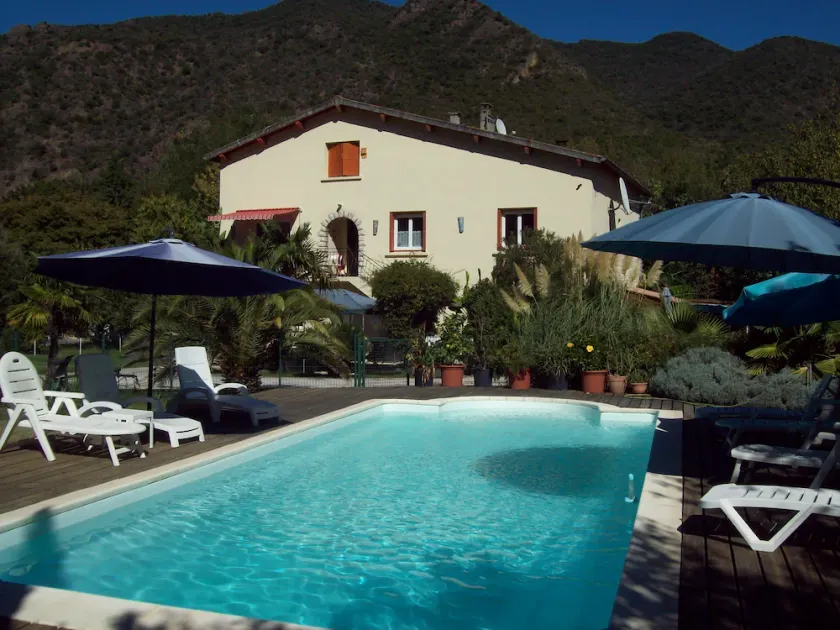 Amplio apartamento en planta baja con piscina compartida y vistas a la montaña - Image 1