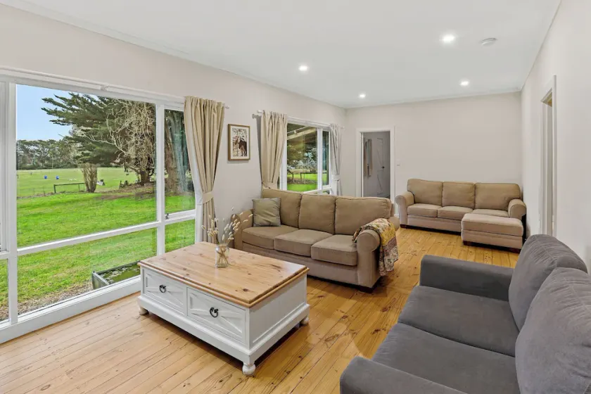 Modern character cottage 10 minutes to Mount Gambier on picturesque small farm - Image 1