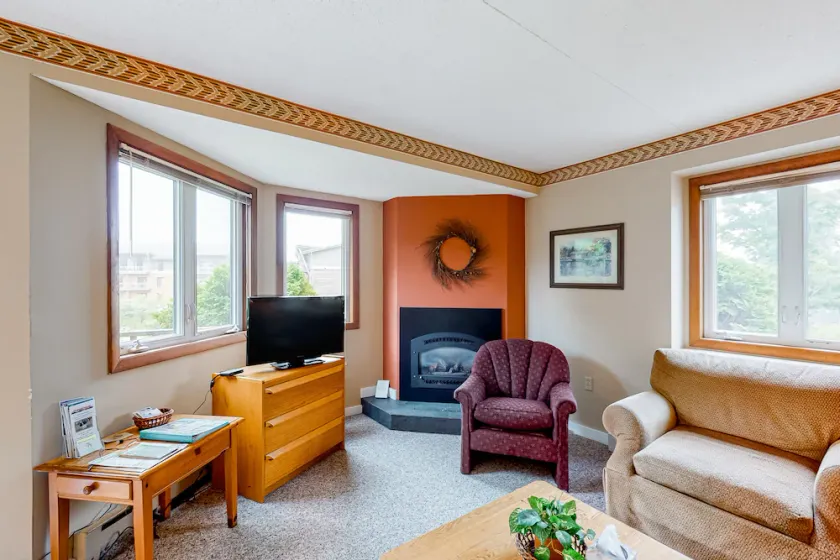 Inviting ski-in/out condo with mountain view, fireplace, deck & washer/dryer - Image 1