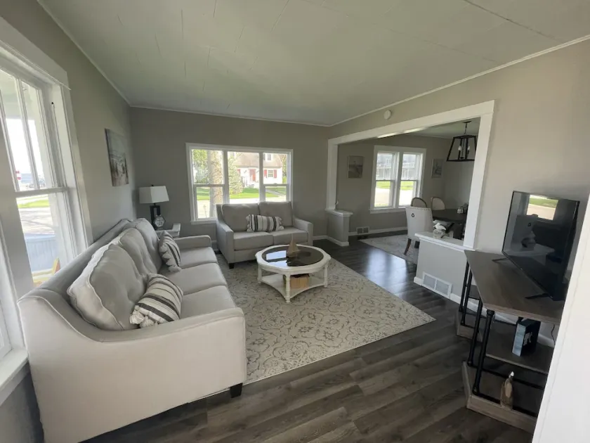 3 Bedroom House with Lake Pepin views with access to shared pool - Image 1