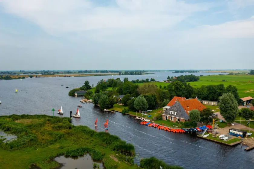 Groepsaccommodatie 'Jister' aan open vaarwater in Friesland - Image 1