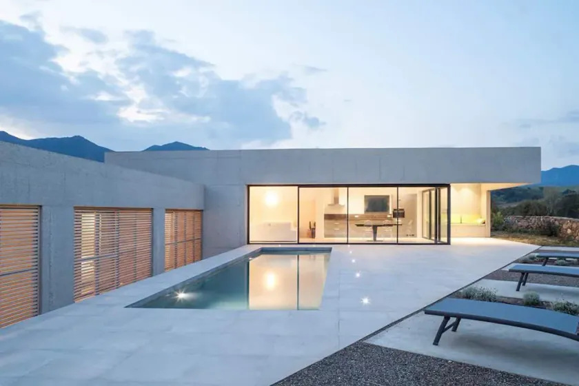 Arkitekthus stående opvarmet pool - Image 1