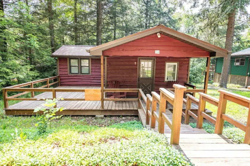 \"Little Urbine\" é uma casa de campo pitoresca no lado oeste do Lago Mokoma - Image 1
