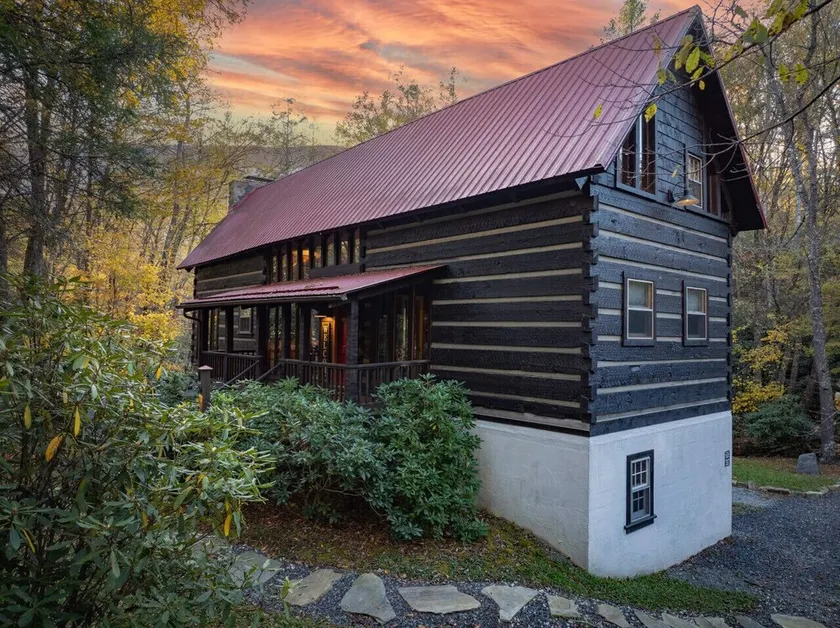 Creekside cabin w/ hot tub, fireplace & trail - Image 1