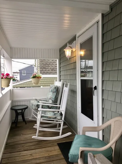 Comfy & Clean Cottage In Desirable Island Section! Dog Friendly! Park & Stay! - Image 1