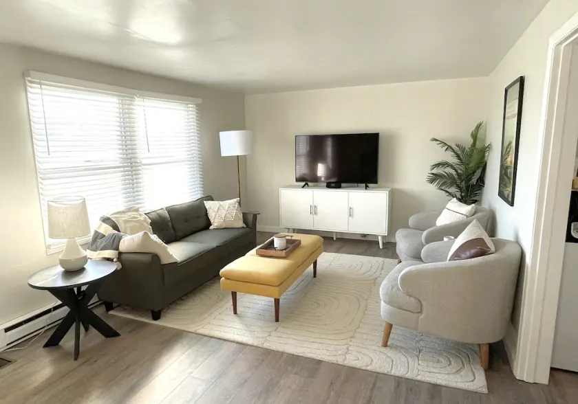 Stylish 3 BR house. Downtown Carbondale with fenced in yard. - Image 1