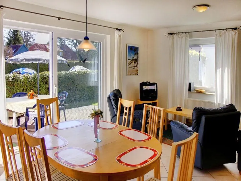 Beachfront vacation home in Prerow, sleeps 5, pets allowed, parking, Wi-Fi - Image 1
