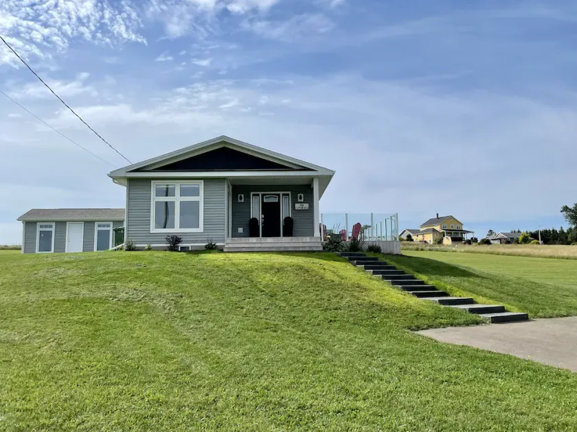 Modern Water-View Cottage with A/C - Image 1