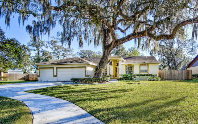 New Inside, Large family home! Furnished w/utils, stay 1-6 months. - Image 1