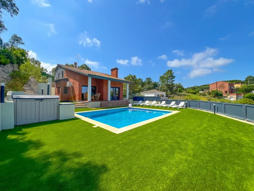 BEAUTIFUL VILLA FOR 14 PEOPLE, WIFI, SALT WATER POOL, BBQ, AIR CONDITIONING - Image 1