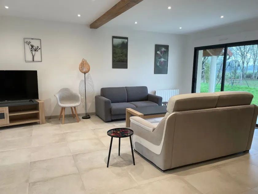 Gîte de charme près du Mans, tout équipé avec espace extérieur, garage, et confort moderne - Image 1
