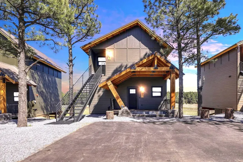 Luxury Cabin Getaway - Image 1