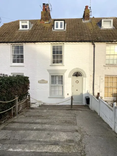 Minutes from Whitstable beach and high street. Sleeps up to 6 - Image 1