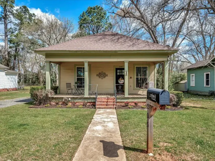 Perfect Getaway! Centrally located to downtown shops, dining, and activities! - Image 1