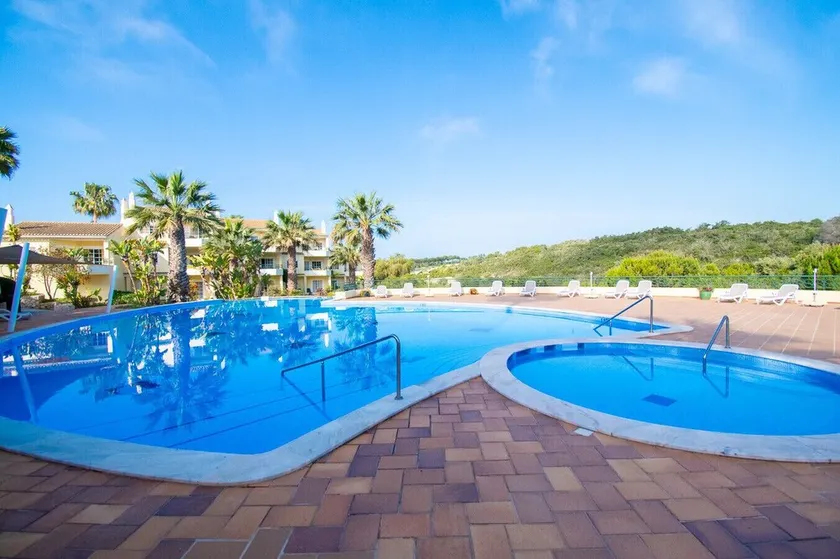 49 Presa da Moura - Superbly 2 Bed Townhouse - Image 1