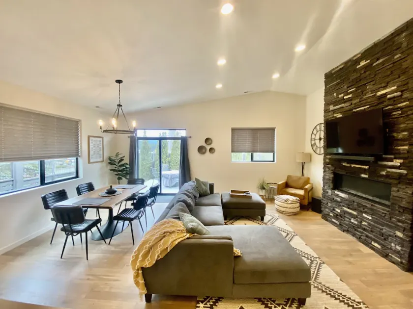 Clean, Comfortable, and Modern CDA Retreat inside Gated Community. - Image 1